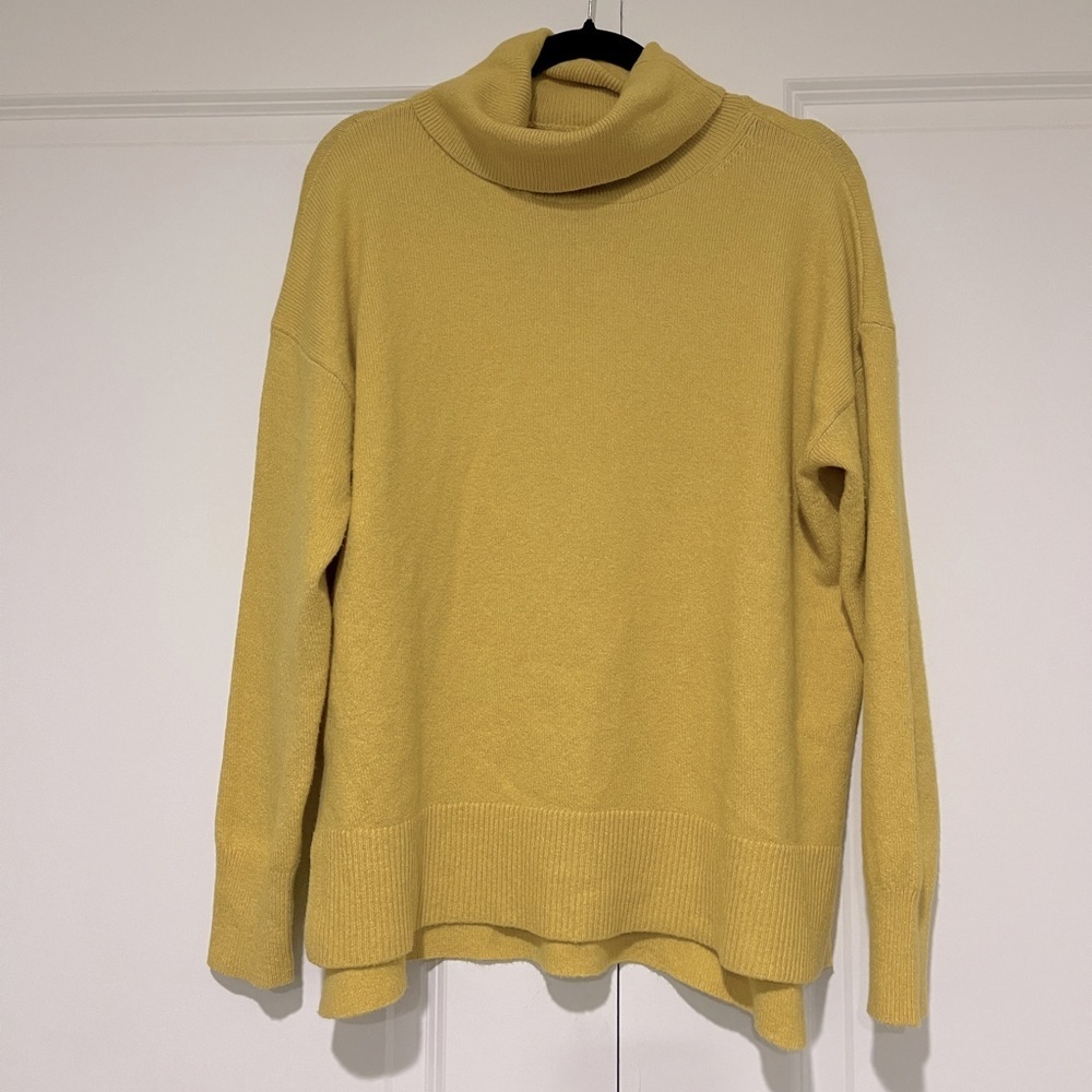 Banana Republic Like New Sweater, Size Medium